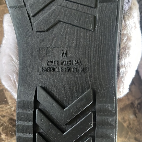 Slippers Size M❤️❤️ - Picture 4 of 5